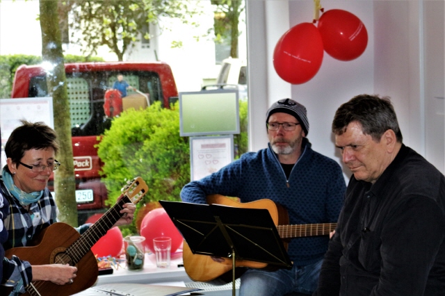 Mit Gastmusikerin Angelika